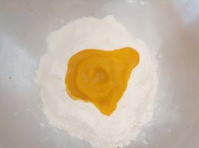 放入南瓜泥（南瓜提前蒸熟压成泥备用）。