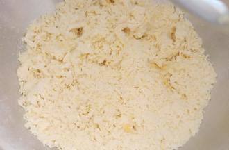 开启厨师机一档，揉3-4分钟揉成雪花状。