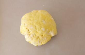 用手揉成团，不用揉光滑，抱团即可。