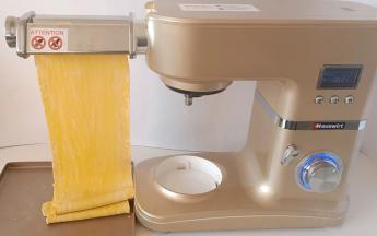 把压面条的配件安装好，把面条刀头调至8档开始压面，面条的刀头一共8个档位每个档位我压了2遍，面片越压越光滑。