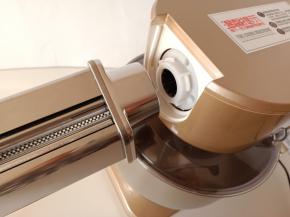 面片压好后，换上切割刀头。