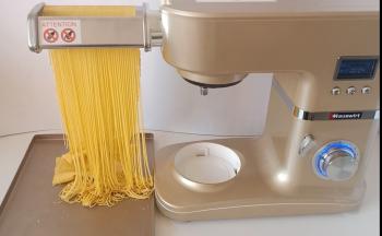 开始切割面条了，这次用的细条刀头。