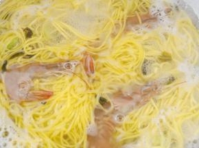再放入螺旋藻、盐。煮6-7分钟左右放入洗干净的鲜虾。虾煮变色后关火。放入香菜和香油就完成了