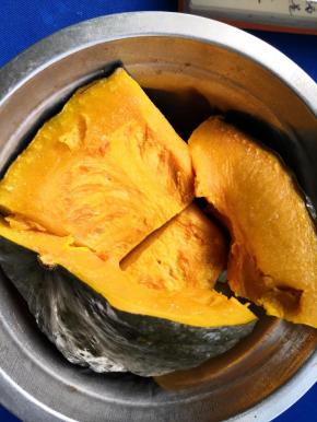 南瓜洗净上锅蒸熟