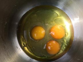 鸡蛋加油混合均匀（我这个有一个是双黄蛋）