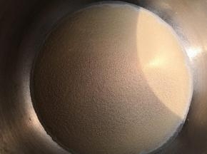 牛奶加酵母混合均匀