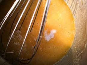 鸡蛋和油混合好的液体加入糖、盐，搅拌均匀备用