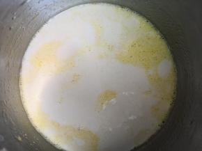 牛奶和酵母混合后的液体倒入混合鸡蛋液中