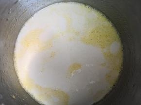 牛奶和酵母混合后的液体倒入混合鸡蛋液中