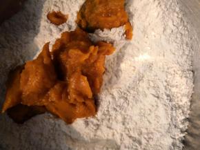面粉加入南瓜泥和液体搅拌，开始揉面