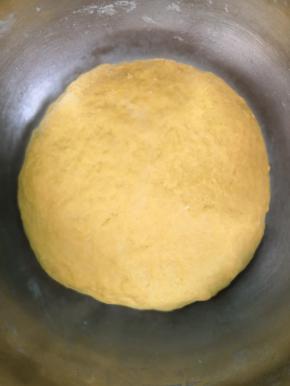 揉成光滑的面团，盖保鲜膜发酵