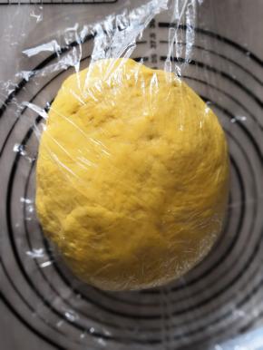 取出揉几下排气，盖保鲜膜静置十分钟