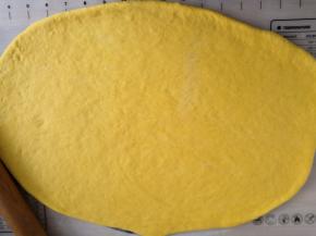 用擀面杖擀成稍微厚的的面皮