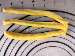 取其中一个，用刮板切成三条注意不要切断，如图