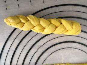 编成辫子形状，收口要捏紧