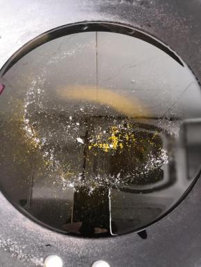 锅内放适量的油，加热至八成开始炸