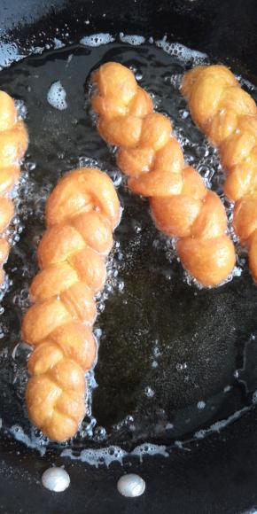 炸至两面金黄色捞出淋干油即可