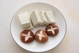 豆腐切小块，香菇切花刀。