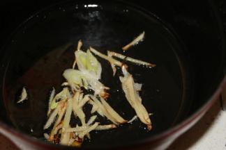 锅内倒入适量食用油，先煸香葱姜。
