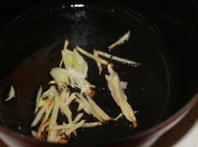 锅内倒入适量食用油，先煸香葱姜。