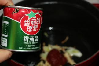 加入一大勺番茄酱翻炒出味儿。