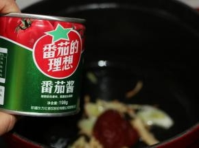 加入一大勺番茄酱翻炒出味儿。