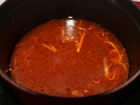 加入两大碗水烧开。