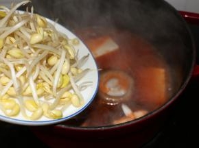 水开后下入豆腐、香菇、豆芽。