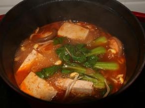 最后加入油菜。油菜烫熟即可出锅。
