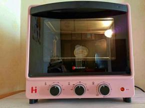 把烤箱190度预热。我用的海氏B30烤箱，按钮设计在底部，整个让人感觉很立体，不呆笨，烤箱内部空间也大，升温快，十分钟就升到想要的温度