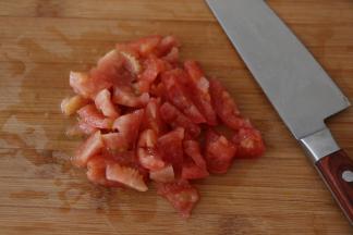 西红柿切小块，尽量切得碎一些。