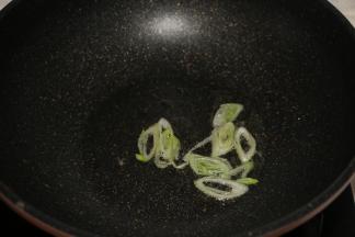 锅内倒入适量食用油，先爆香葱花。