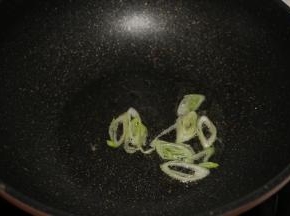 锅内倒入适量食用油，先爆香葱花。