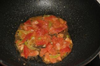放入番茄翻炒出汁。