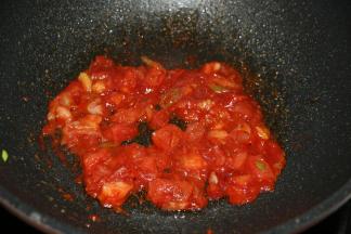 加入一大勺番茄酱翻炒均匀。