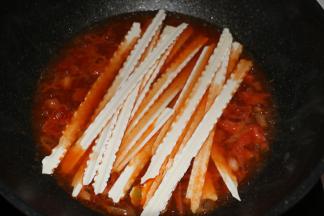 水开后下入面条。