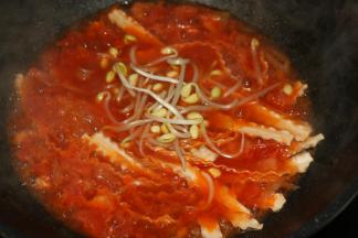 下入配菜煮熟。