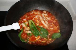 出锅前撒少许盐调味。