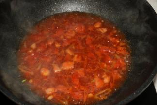 加入一大碗水煮开。