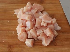 鸡胸肉去掉筋膜切成小块。