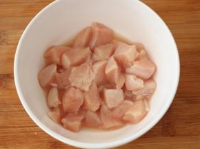 加入胡椒粉、盐、料酒、少许淀粉，抓匀腌制20分钟。