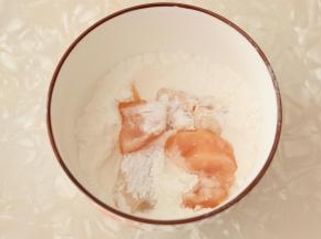 腌制好的鸡肉块先裹一层淀粉。