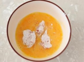 再裹一层鸡蛋液。