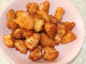 炸至金黄捞出。