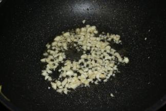 另起一锅，锅内倒入适量食用油，下入蒜末煸炒出味儿。