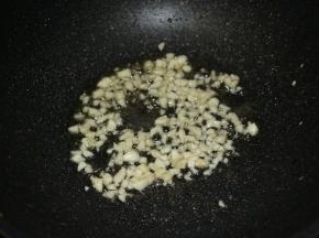 另起一锅，锅内倒入适量食用油，下入蒜末煸炒出味儿。