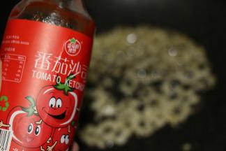 加入两大勺番茄沙司翻炒。