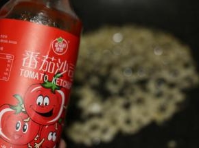 加入两大勺番茄沙司翻炒。