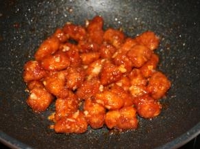 放入鸡块翻炒，使每一块鸡肉都均匀的裹上酱汁即可。