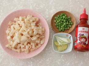 准备食材。藕去皮后切小丁。